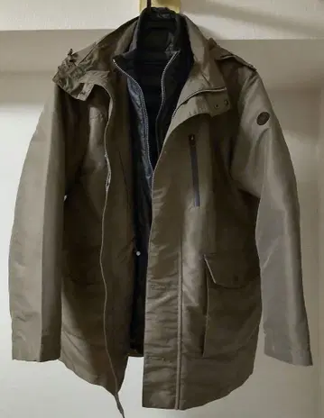 카키색 후드 부착 자켓