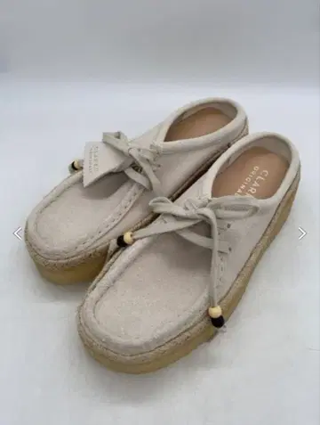 CLARKS 스웨이드 모카신 통굽 베이지