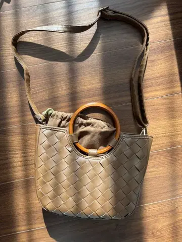 베이지 뜨개질 디자인 숄더백