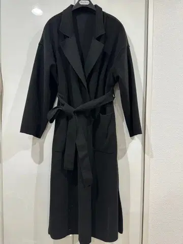 블랙 가운 타입 벨트 포함 롱 코트