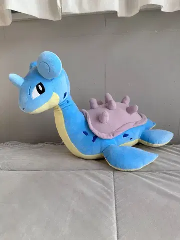 라프라스 봉제 인형 흘겨보기