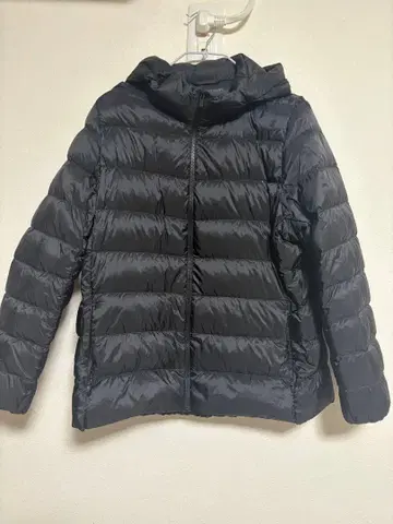 유니클로 울트라 라이트 다운 후드티 블랙