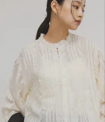 이번 시즌 KBF 푸치 프릴 블라우스