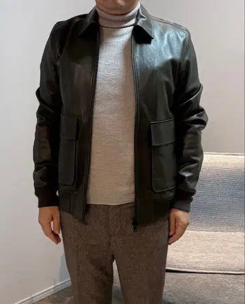 Theory 카키 컬러 가죽 자켓