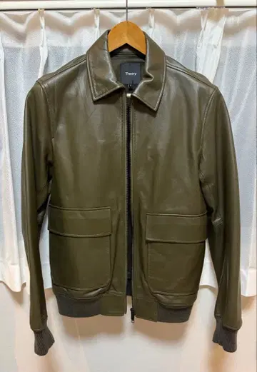 Theory 카키 컬러 가죽 자켓