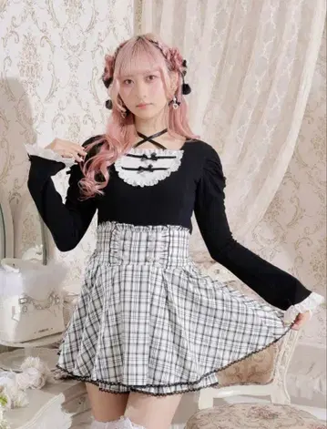 노에미 아가씨 백 레이스업 플레어 슬리브 티셔츠 블랙