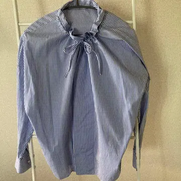 새상품급 맥피 코튼 브로드 스트라이프 프릴 블라우스 스카이블루 x 화이트