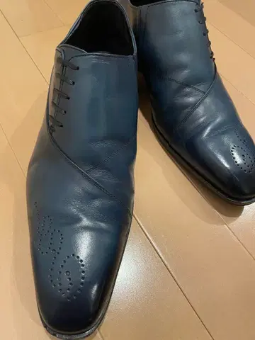 Queen Classico 드레스 슈즈 메달리온 펀칭