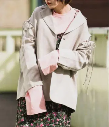 리본 포함 라이트 그레이 테일러드 자켓