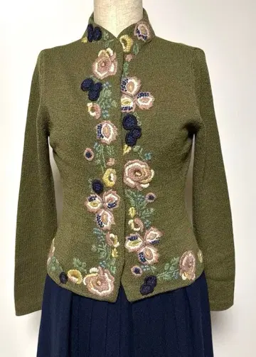 새상품급 시빌라 자수 니트 가디건