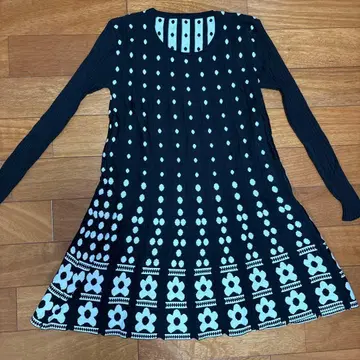 플레어 슬리브 블랙 컬러 원피스 무릎 기장