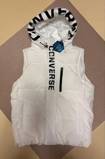 CONVERSE 발수 가공 화이트 다운조 후드 부착 베스트 M 사이즈