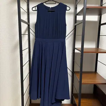 네이비 플리츠 드레스 뒷면 지퍼