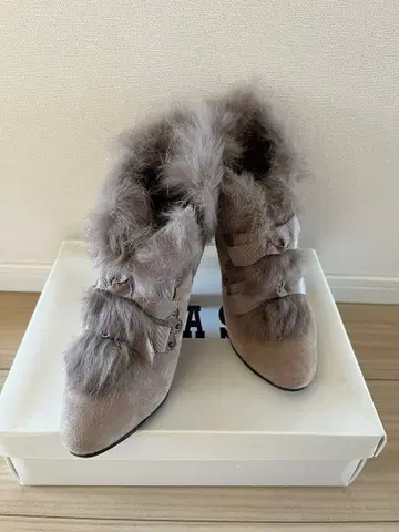 퍼 달린 그레이 스웨이드 부츠 컨디션 최상