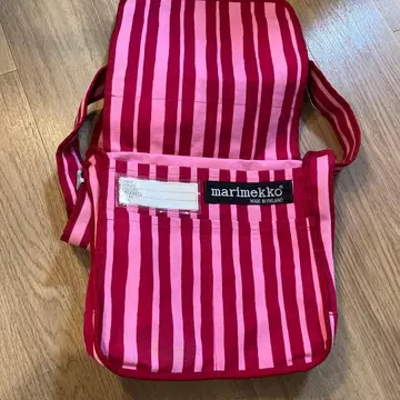 marimekko 빨간색과 핑크색 스트라이프 숄더백
