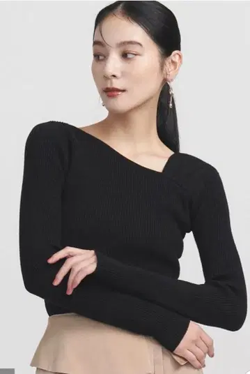 러그넘 문 비대칭 턱 니트 풀오버