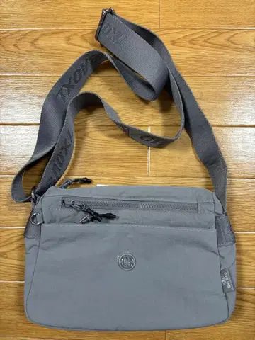 그레이 나일론 숄더백