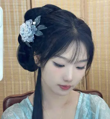 파랑과 화이트 꽃 머리 장식