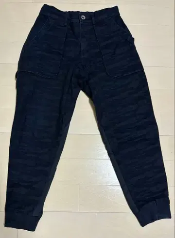 ARMANI EXCHANGE 카모 패턴 조거 팬츠 남성용 28 안감 부착