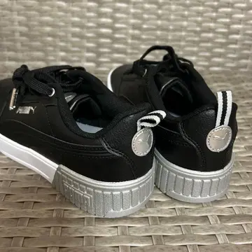 PUMA 블랙 로우컷 스니커즈