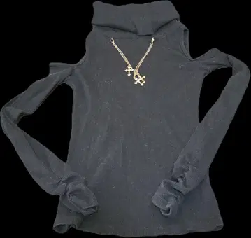 d.i.a 오프숄더 터틀넥 블랙 니트