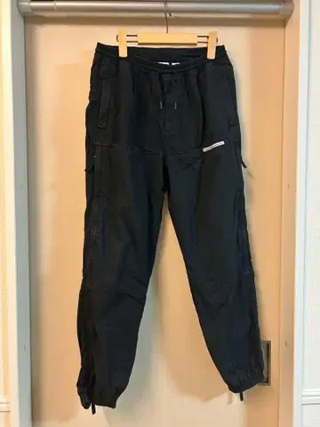 블랙 카고 팬츠 사이드 포켓 포함