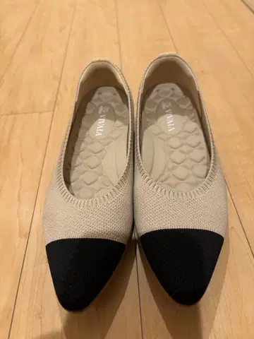 VIVAIA 베이지/블랙 스틸레토 슬립온