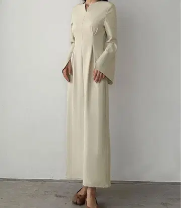 [미개봉 새상품] 슬릿 슬리브 키넥 원피스 루엘르