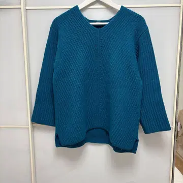 터콰이즈 V넥 리브 스웨터