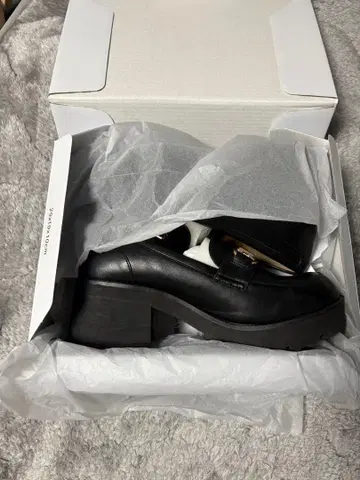 블랙 가죽 로퍼 금장 장식 포함