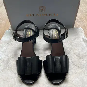 BRUNOMAGLI 블랙 샌들 중간 힐