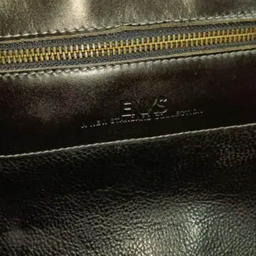 ENXS 블랙 가죽 지퍼가 달린 블랙 가죽으로 세련된 디자인