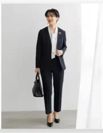 풀온 팬츠와 노카라 자켓, 블라우스 2점, 총 4점 세트