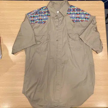 Pendleton 반팔 셔츠 베이지 자수 패턴