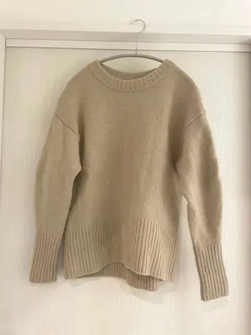 그린 라벨 릴랙싱 베이지 U넥 니트/스웨터