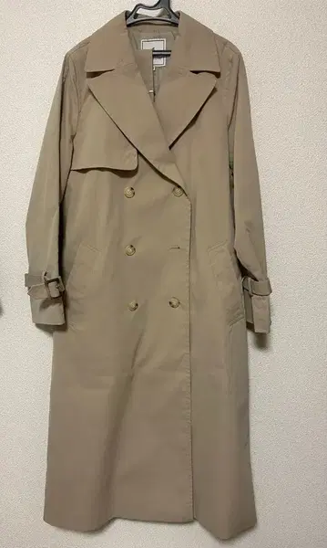 베이지 더블 브레스트 트렌치코트