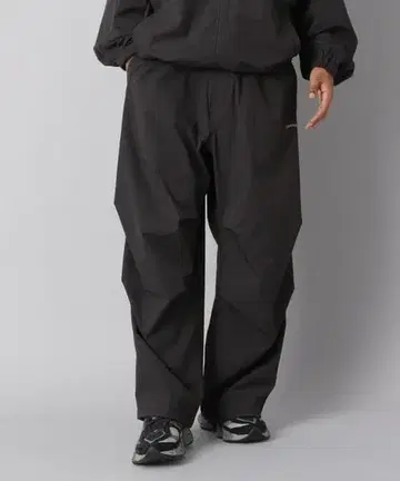 NUMERALS 블랙 소프트쉘 이지 와이드 팬츠