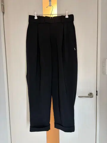 블랙 플리츠 슬랙스 카우라무