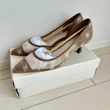 자수 장식 베이지 스틸레토 펌프스