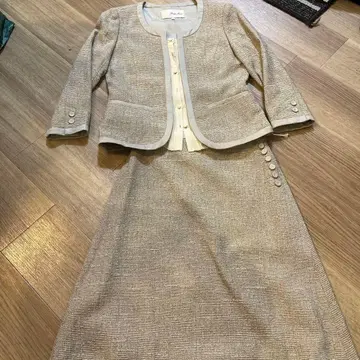 베이지 계열 자켓과 스커트 세트