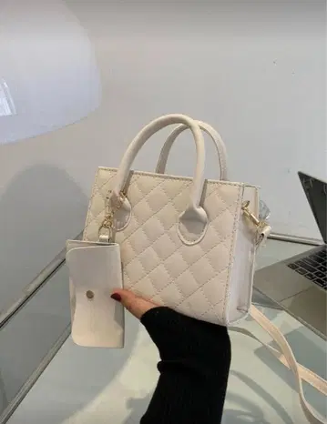 화이트 퀼팅 백