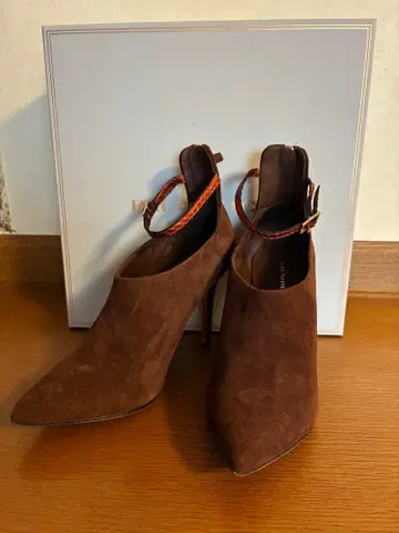 브라운 스웨이드 부티 하이힐