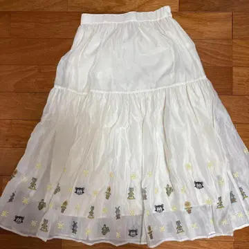 자수 장식 아이보리 플레어 스커트 디즈니 프리 사이즈