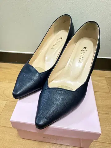 [ 새상품급 ] DIANA 네이비 스틸레토 펌프스