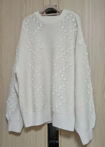 화이트 뜨개질 무늬 긴팔 스웨터
