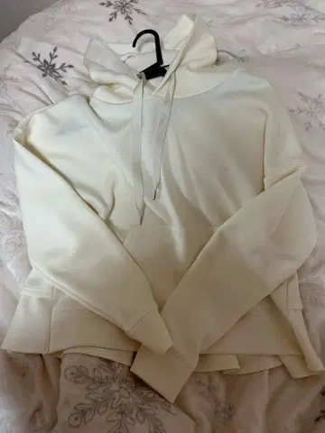 쿠튀르 브로치 후드티