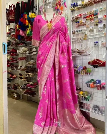 핑크색 자수가 들어간 사리