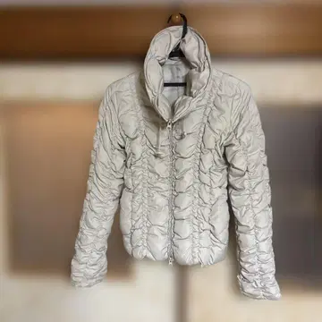 [ NANASHI ] 아이보리 프릴 디자인 다운 자켓