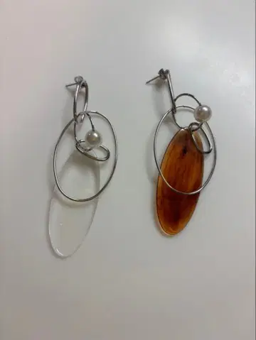 비대칭 디자인 귀걸이