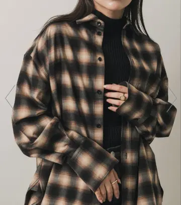 센스 오브 플레이스 옴브레 체크 루즈 셔츠 시착만 한 상품 브라운 블랙